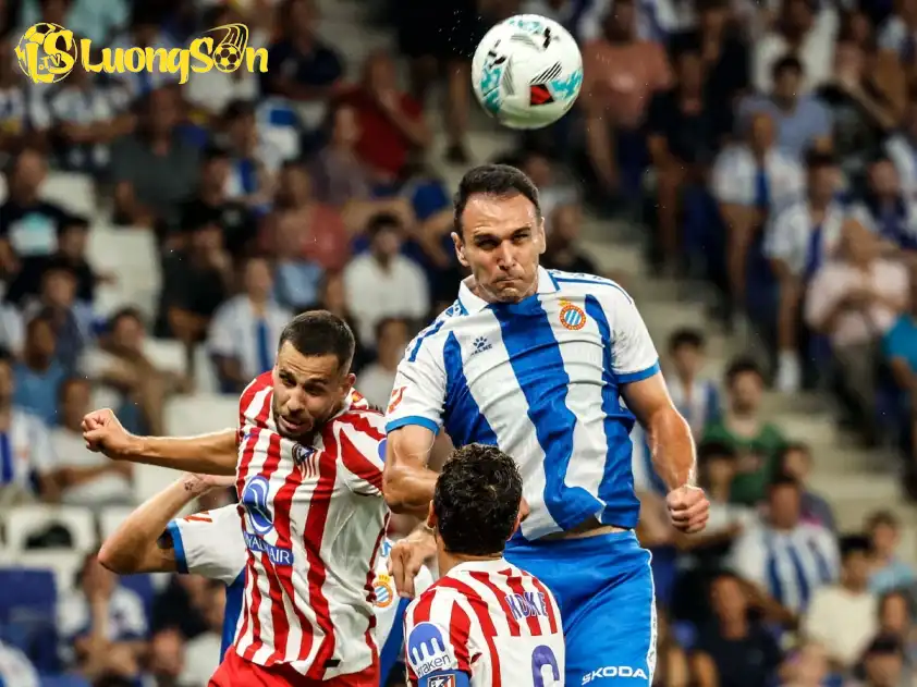 Espanyol (xanh) vừa có cú lội ngược dòng ấn tượng trước Atletico Madrid