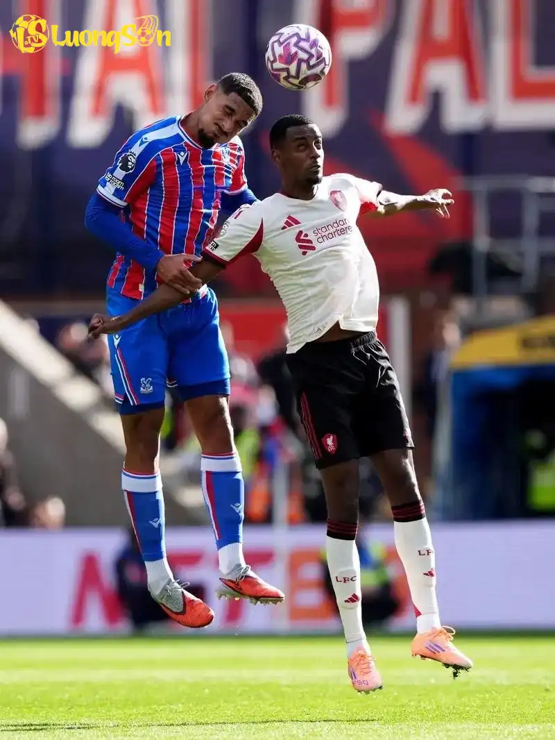 Isak gặp nhiều khó khăn trước sự truy cản quyết liệt của các hậu vệ Palace.