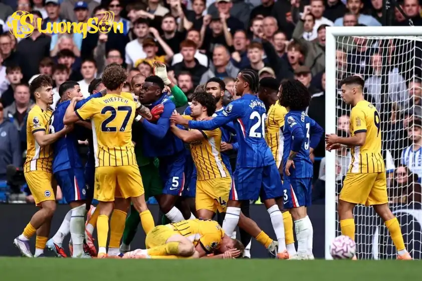 Trung vệ Benoit Badiashile (số 5) vật lộn với đội trưởng Lewis Dunk của Brighton