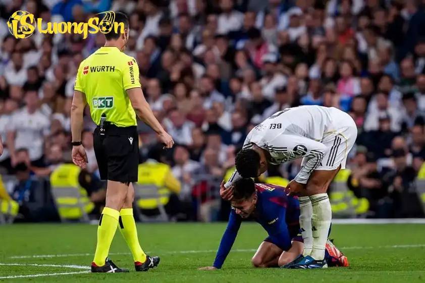 Bellingham khiêu khích Pedri sau pha va chạm trên sân.