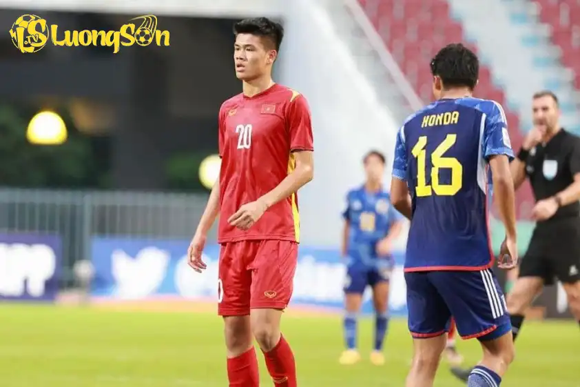 Đinh Quang Kiệt với chiều cao khủng sẽ là lựa chọn tiềm năng ở vị trí trung vệ