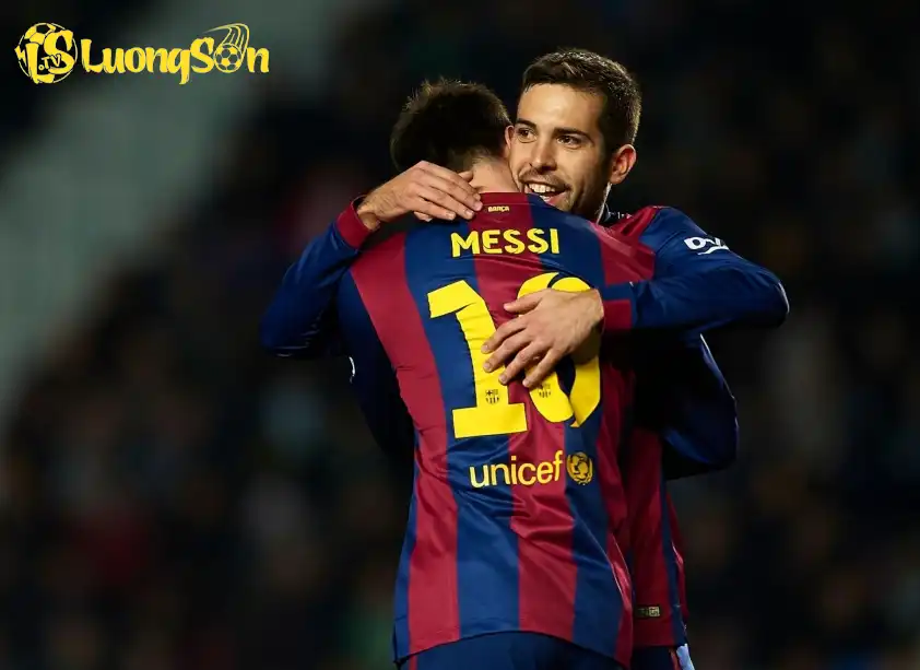 Messi và Alba có mối quan hệ khăng khít cả trên sân bóng lẫn ngoài đời