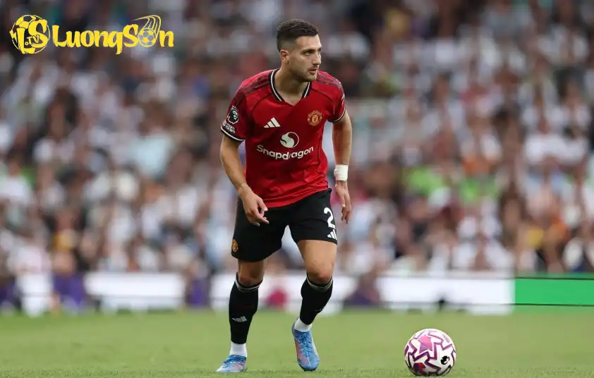 Dalot thường xuyên để lại những màn thể hiện dưới sức ở mùa giải này